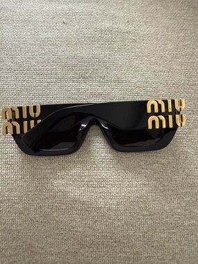 Miu Miu sunglasses 09w with its case
